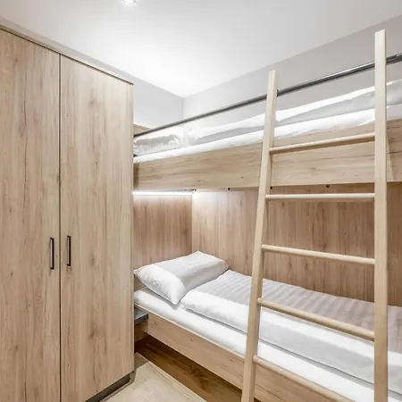 Falkners Five Apartment *