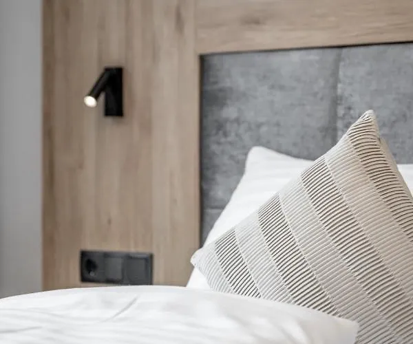 Falkners Five اوتز